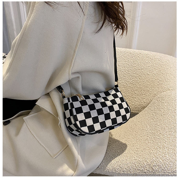 Moda Chessboard Plaid Invierno Nuevo Hombro Debajo De Las Axilas Bolsa De Mensajero display picture 6