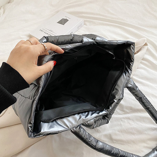 High-end bag for women, new large-capacity fashionable autumn and winter shoulder padded bag, down commuter tote bag for women
