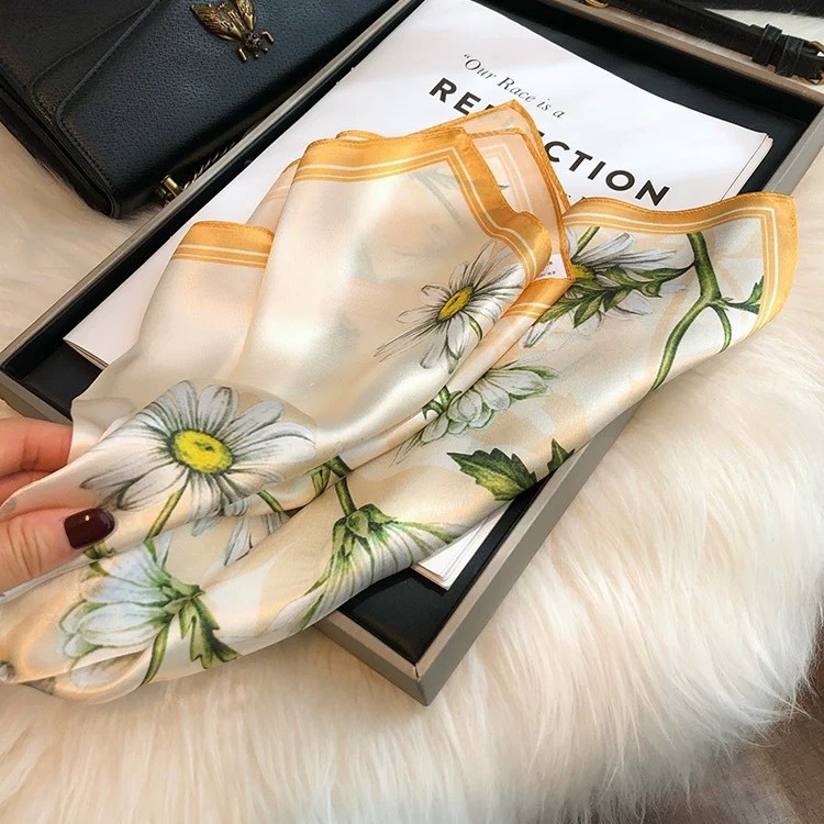 2025 nueva toalla cuadrada de primavera y verano fresca y reducida, nicho ligero y lujoso, bufandas de seda de imitación de mujer universal