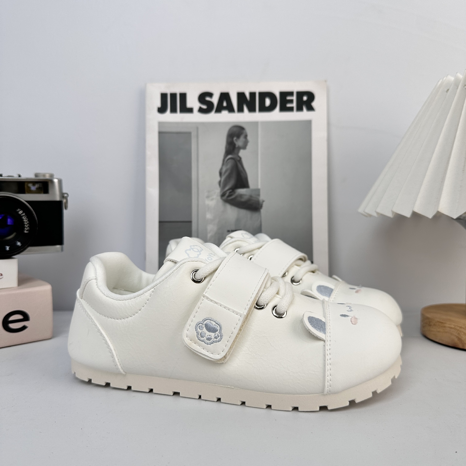 Zapatos de pan de ondas largas con suela gruesa zapatos blancos para mujeres 2025 nuevos zapatos de skate casuales primavera y otoño versátiles zapatos de entrenamiento alemán