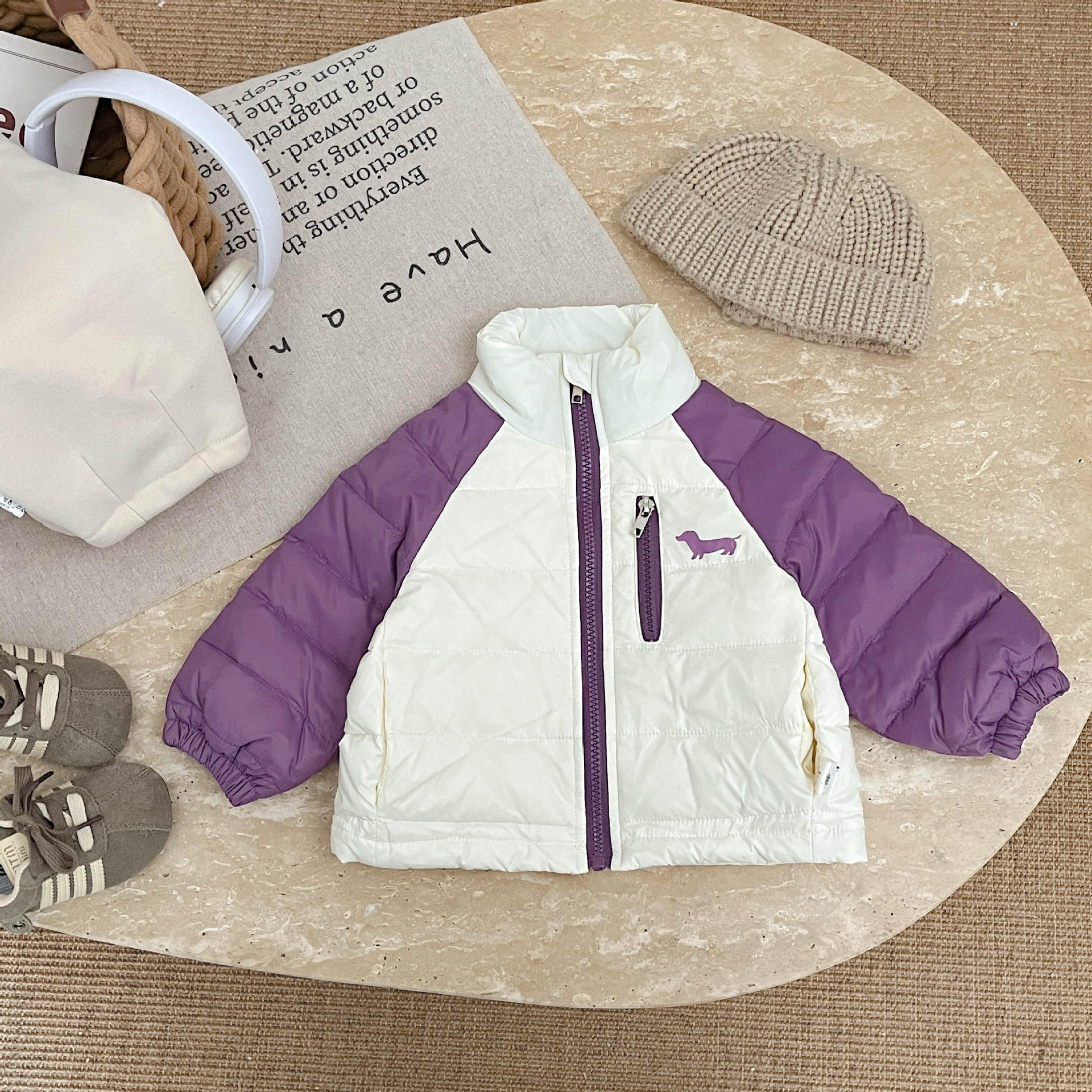 Invierno de bebé chaqueta de plumón 2025, nuevo estilo de bebé color blanco chaqueta de chaqueta de invierno, ropa caliente ligera para niños