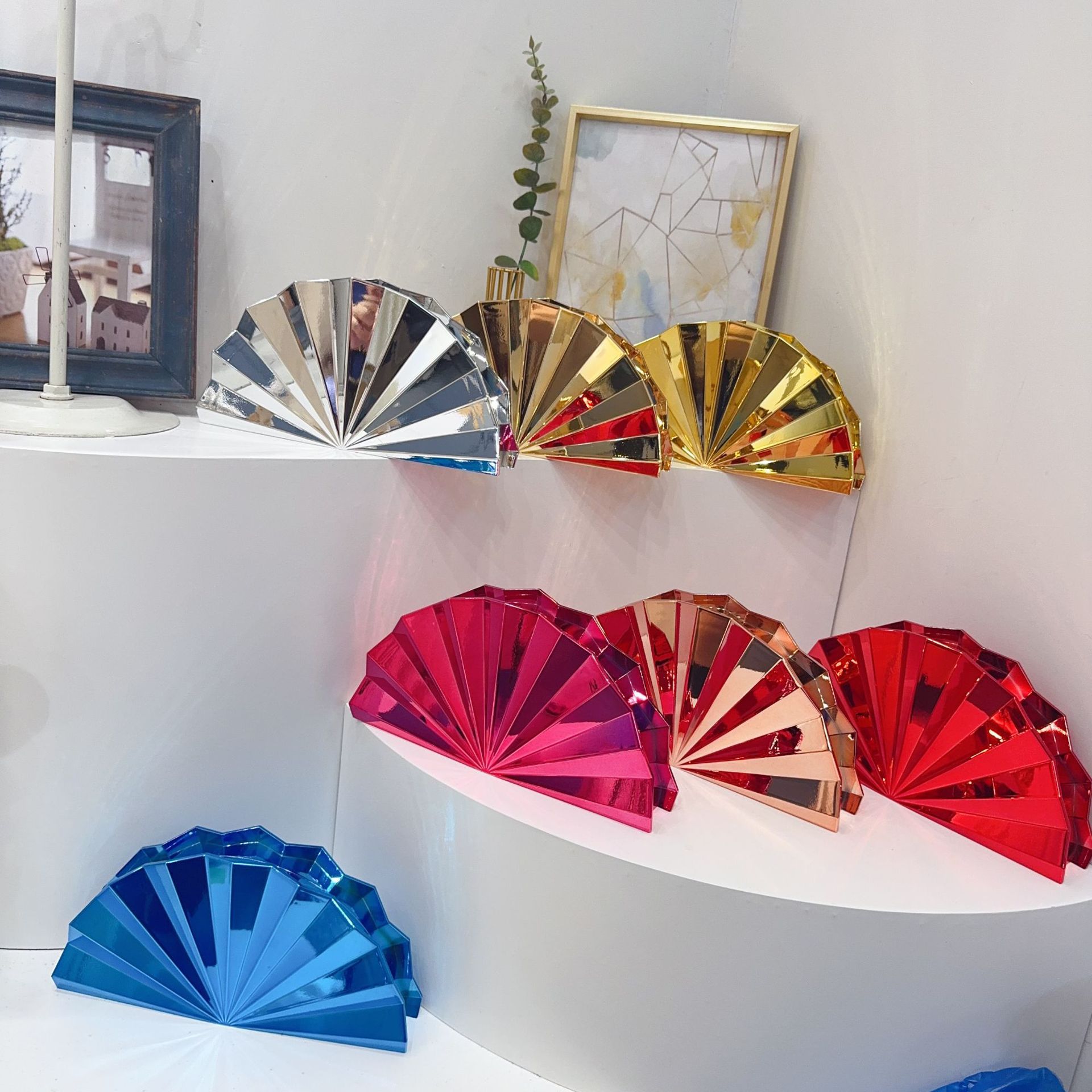 Bolsa de cena de lujo ligera de dama transfronteriza moda cadena de perlas ventilador de paleta de mano en forma de ventilador acrílico bolsa de cena