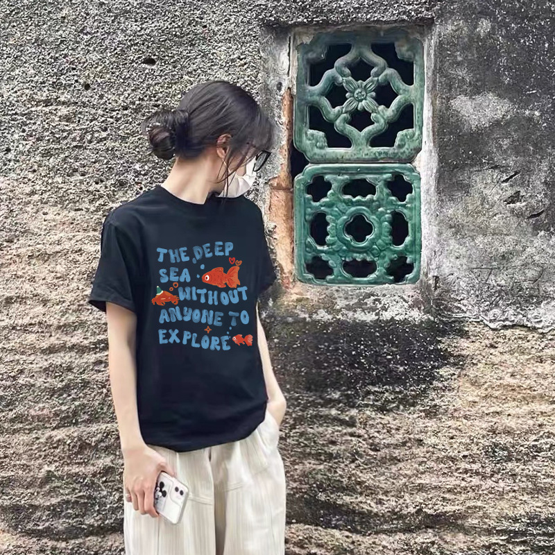 Japanese Style Short-Sleeved Women's Letter Goldfish Print Bottoming Shirt Summer New T-Shirt Women's Fashionable Right Shoulder Chic Top T-Shirt