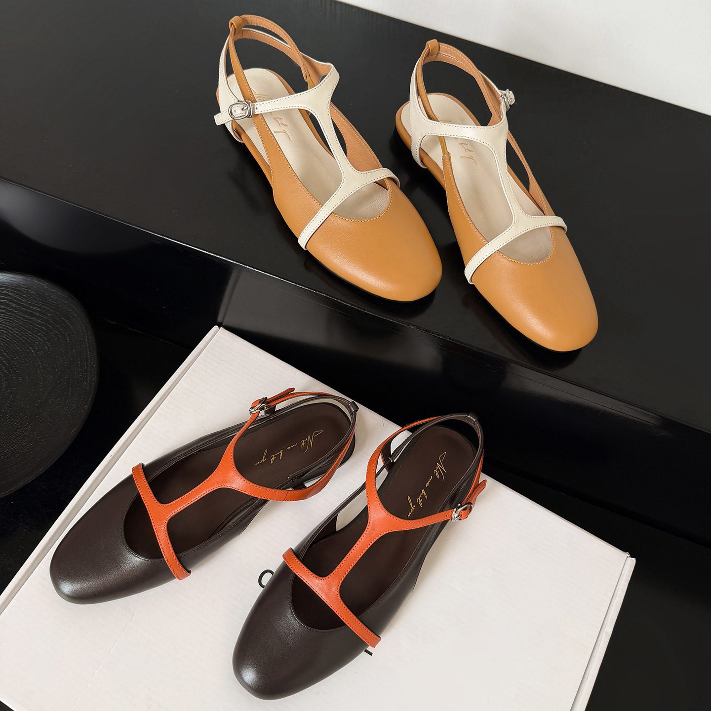 Sandal nữ quai chữ T bít mũi đế bệt da bò phối màu phong cách Hàn — màu nâu