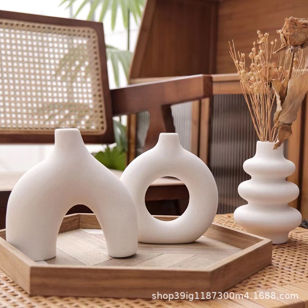 Pequeño libro rojo con el mismo estilo Jarrón de cerámica blanca de tres piezas Jarrón de diseño geométrico redondo Jarrón a la parrilla