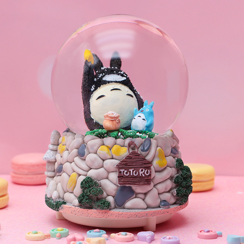 Anime japonés mismo estilo Crayon Shin-chan y Little White Crystal Ball Music Box Creative Piaoxue Music Box Regalo para estudiantes