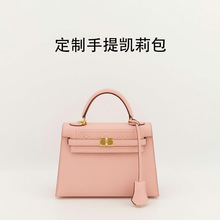 头层牛皮手提包柔和樱花粉精致锁扣搭配压纹设计质感高级日常通勤