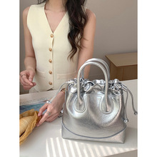 时髦银色包包2024新款单肩软牛皮手提托特水桶包包女真皮斜挎女包