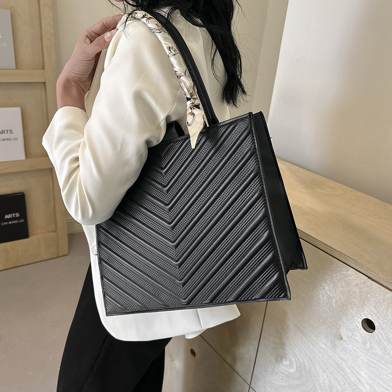 Impression diamond patterned silk scarf texture tote 2024 new fashion trend solid color casual hand-held shoulder bag_voghion.com