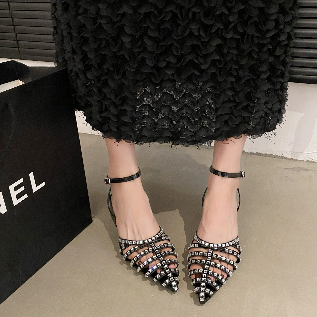 Новые босоножки Baotou для женщин, лето 2024, новая модная модель на массивном каблуке с ремешком на щиколотке, французские высокие каблуки с бахромой