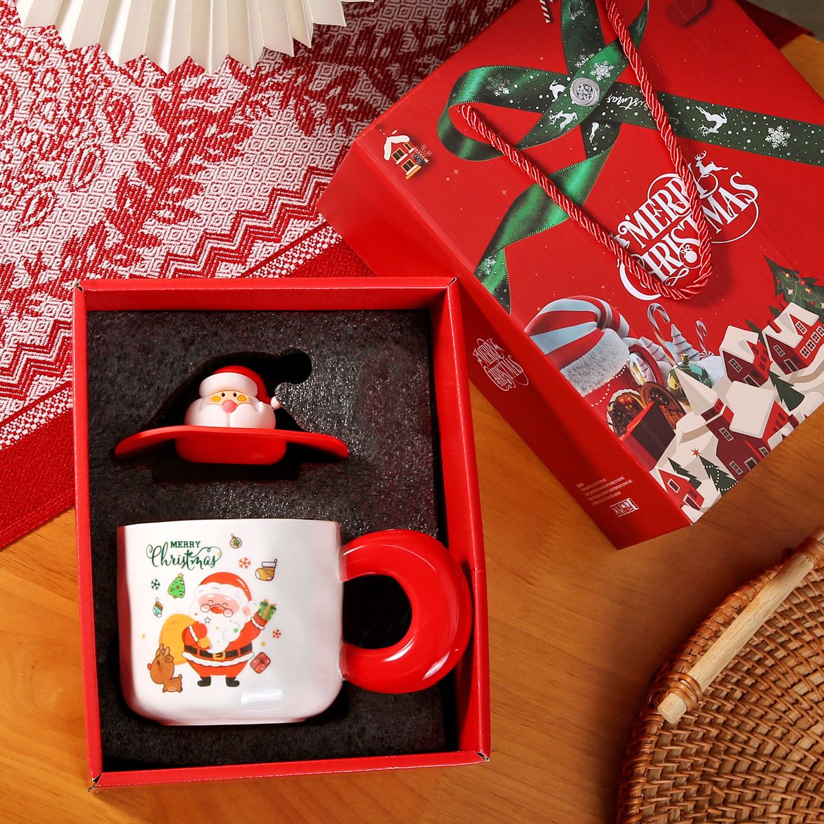 Taza de cerámica de regalo de Navidad transfronteriza Taza de agua creativa Logo impreso Regalo de mano Copas de Navidad para parejas