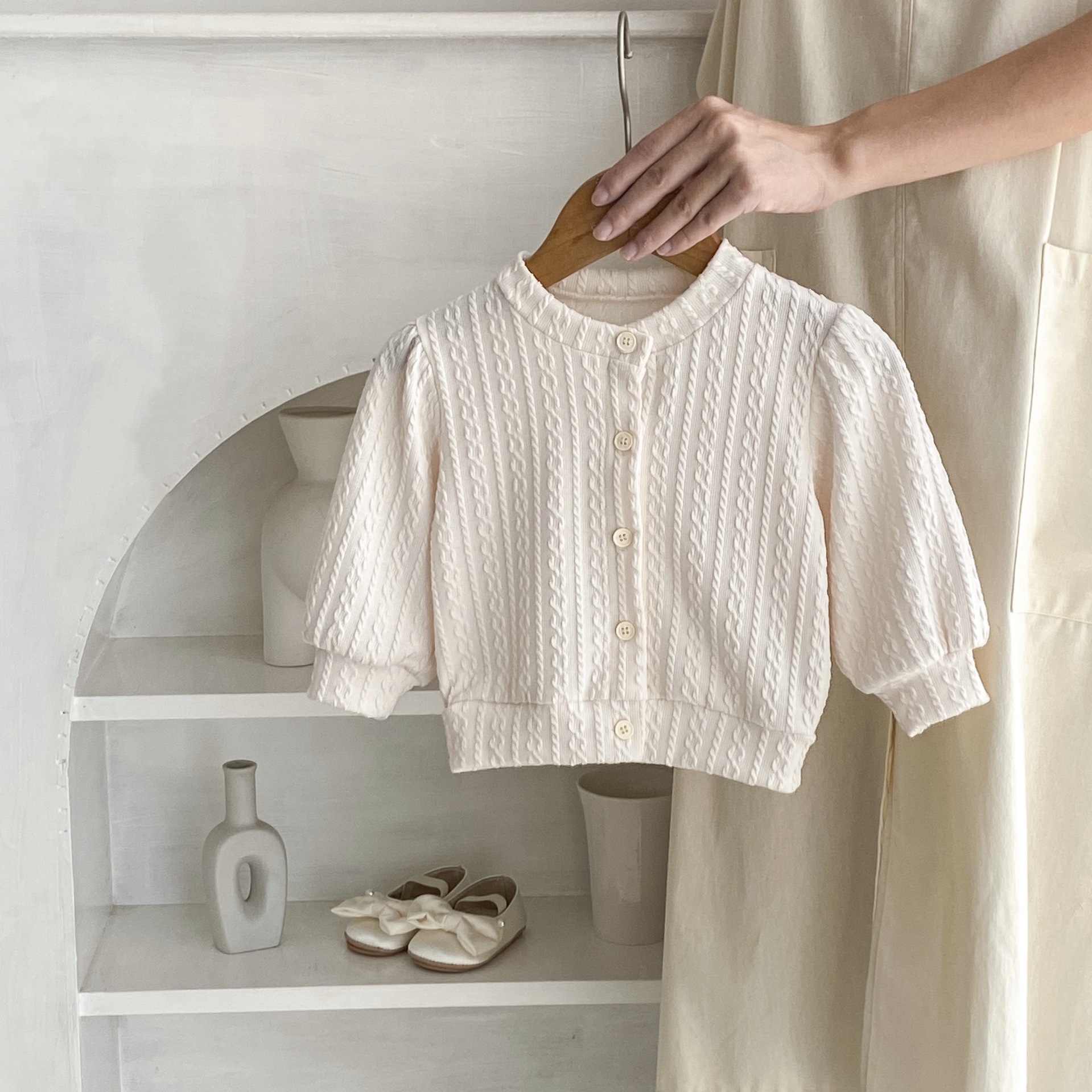 Jesenski set od tri dijela za djevojčice 2024. s čipkastom majicom s ovratnikom, mrežastim hlačama i jednobojnim žakard kaputom, Taken_voghion.com