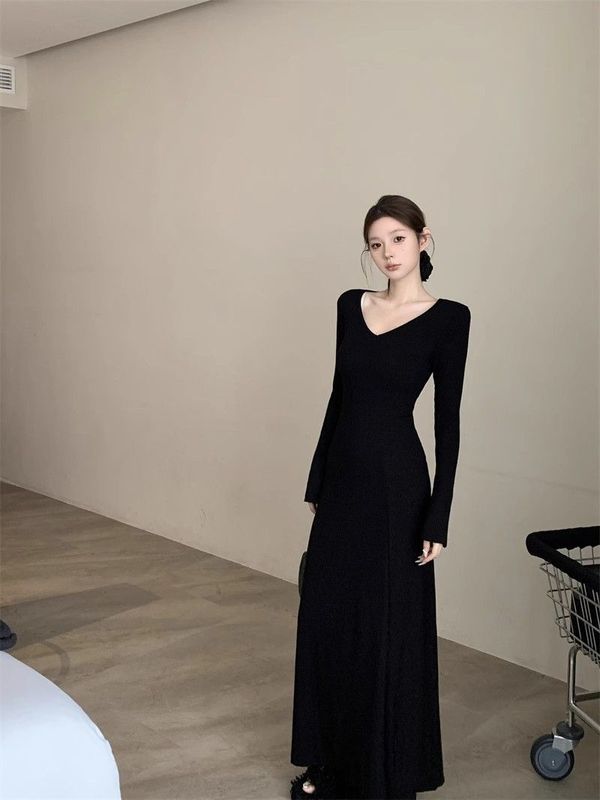 フランス式の黒いニットのワンピースの女装のギャルの秋冬の新型vネックの気質はお尻を包んで底の長いスカートの女性を打ちます。|undefined