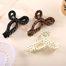 �ɶ����＾�¿��Ů�߼��г���ֱ���ڰײ�����ץ������з���