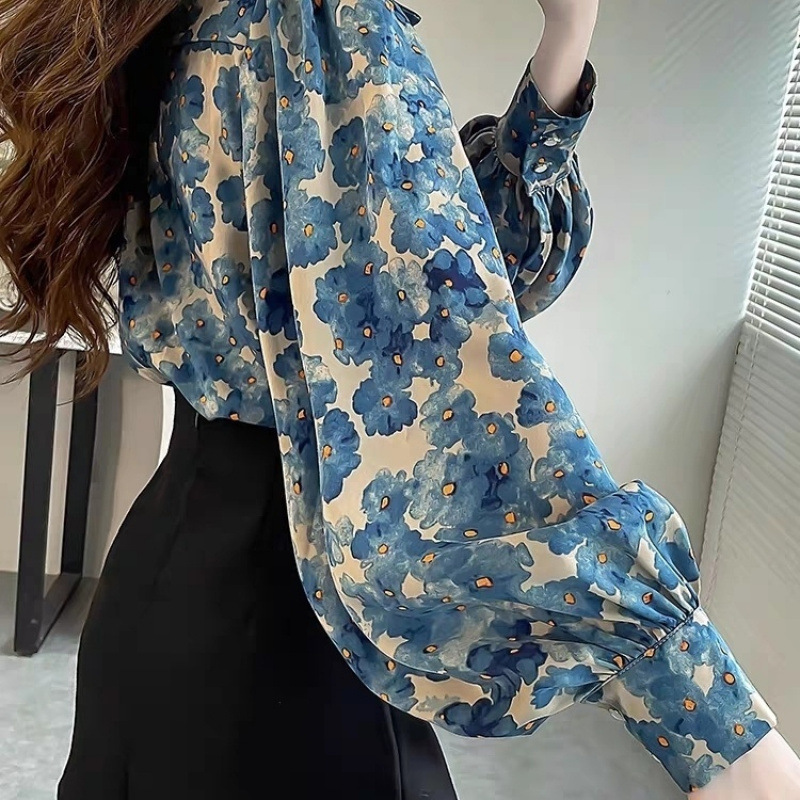 贅沢なファッション春の新しいデザイン感の小さい大衆の花の上着の気質のシャツはやせている灯籠の袖のシャツの女性を現します。|undefined