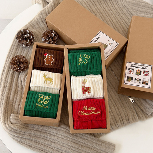 Christmas socks for women in autumn and winter, cute mid-calf socks, bright red New Year cotton socks, Japanese cute embroidered cartoon ins trendy socks