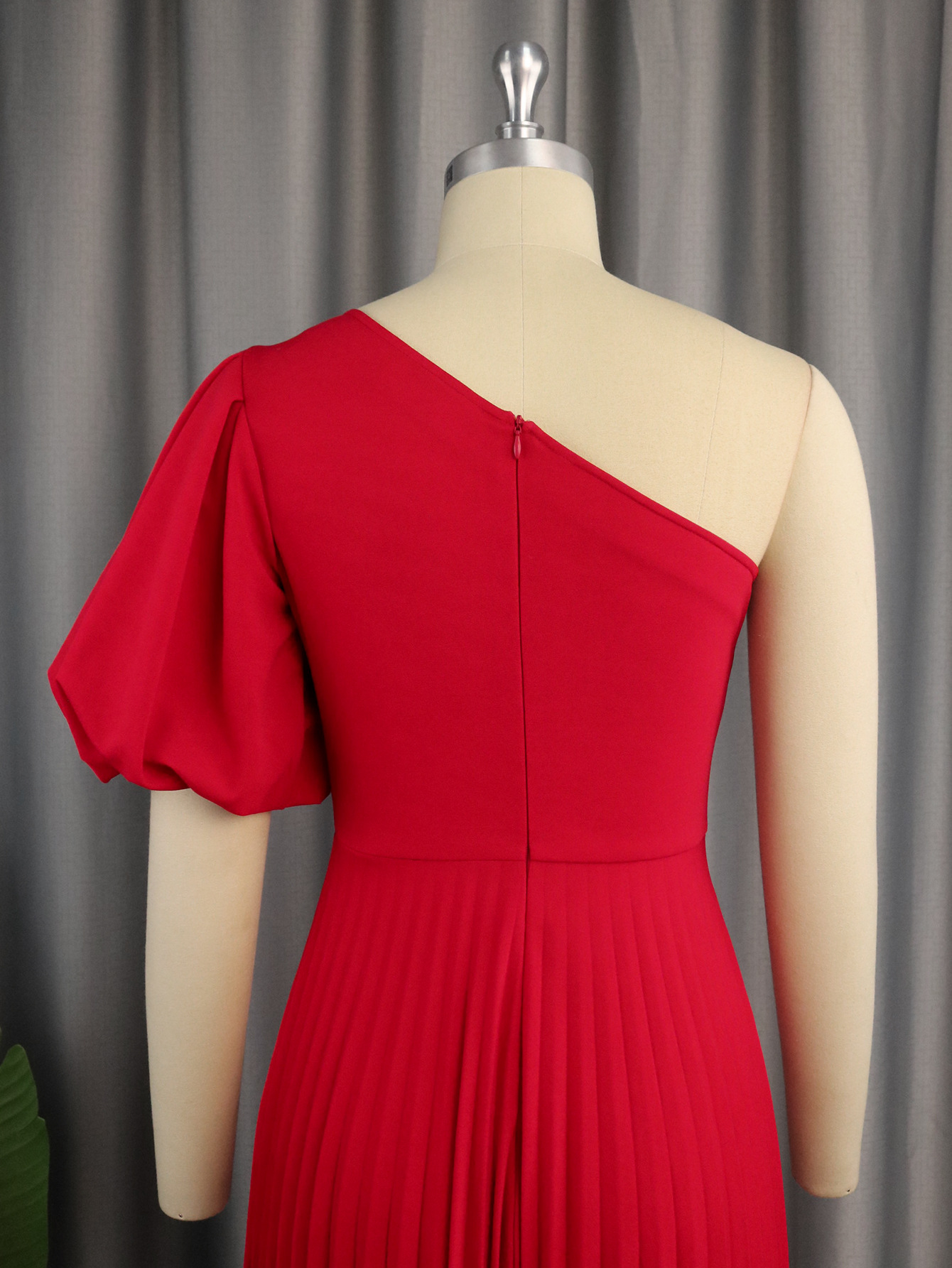 Vestido plisado informal de primavera Aomei con un solo hombro y cuello diagonal, ideal para salidas de primavera, vacaciones en la playa, con mangas abullonadas.