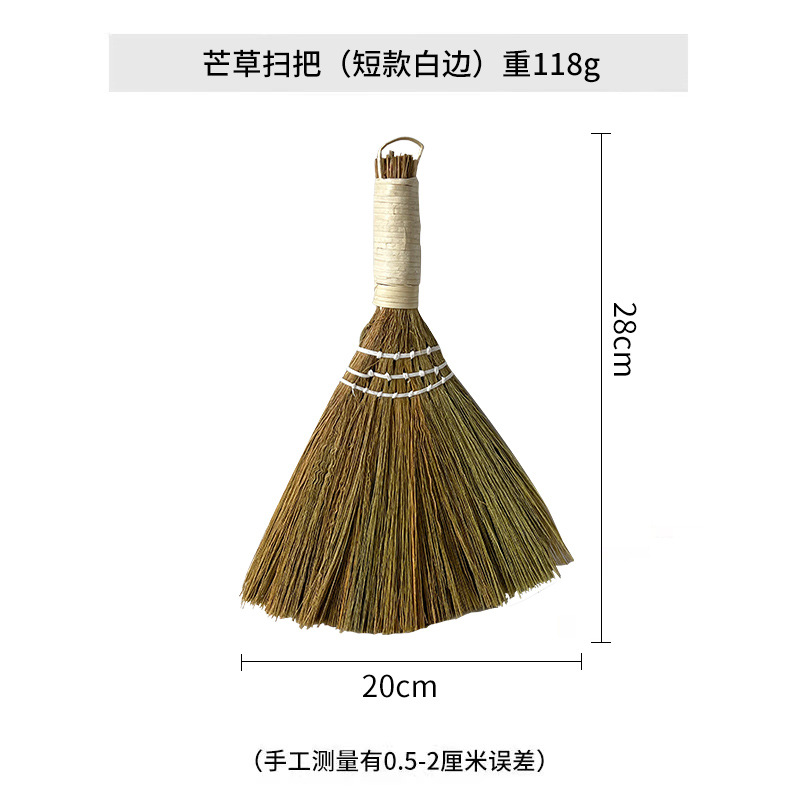 長い竿の竹竿のススキは箒の客間のソファーを編んで竹の柔らかいほうきを掃除します。