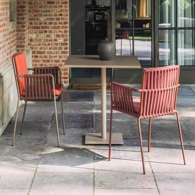 Mesas y sillas al aire libre Patio Terraza Restaurante Ratán Impermeable Bar exterior Mesas y sillas Terraza Balcón Jardín de ocio Silla de mimbre