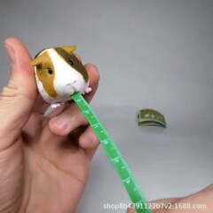 グイネアピグイネーピグイネーエイプの動物のハムスターの巻尺は草のモルモットの巻尺の漫画の巻尺を食べます。