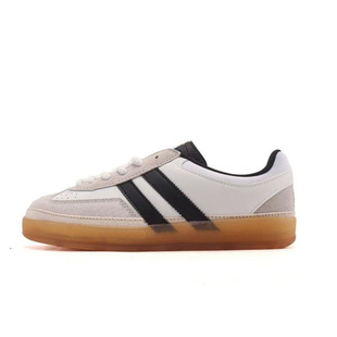 ���Q��ӖЬGazelleУ�@��Ů�r�а��ϵ�ӖЬ���~����H�ٴ����eЬ