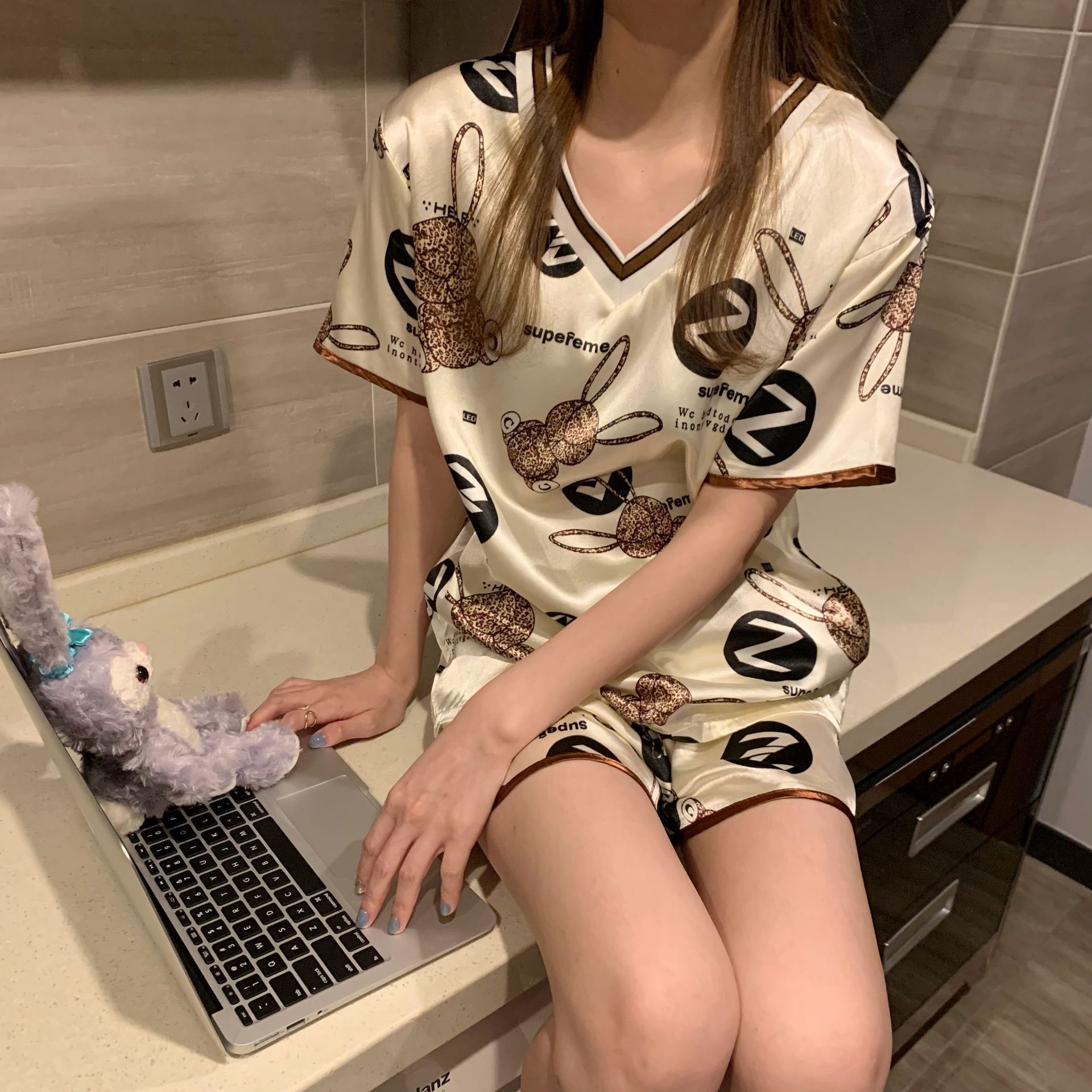 Pijamas de verano para mujer, de seda helada, manga corta, cuello en V, talla grande, novedad 2024, con estampado de dibujos animados.