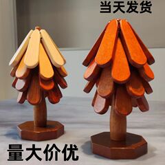 クリスマスツリーは熱を隔てて木の実木のテーブルを敷きます。