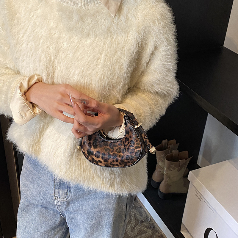 Tendencia nueva bolsa de mujer ocio 2024 personalidad coreana de invierno media luna brazaleta temperamento bolso de hombro