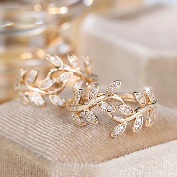 Korean Style Fashionable Round White Diamond Leaf Earrings for Women Ins Elegant Niche High-End Versatile Accessible Luxury Beautiful Earrings