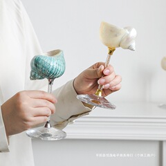 軽くて豪華な個性の天然のサザエの貝殻の高足の杯の手作りのアイデアのシャンパンのワインのコップは手に持って贈り物の卸売りを送ります。