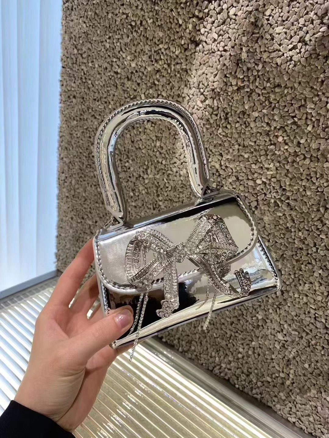 2024 Spring/Summer New Fashionable Versatile Lacquer Mirror Bow Diamond Handbag, Single Shoulder Crossbody Bag, Women's_voghion.com