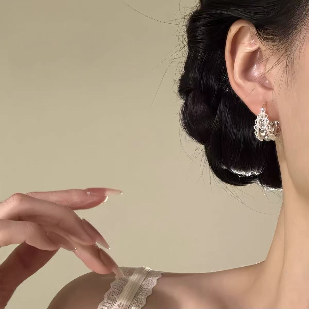 Luz de lujo de encaje hueco perla cristal perlas pendientes de nicho de diseño femenino sensación de temperamento único pendientes versátiles