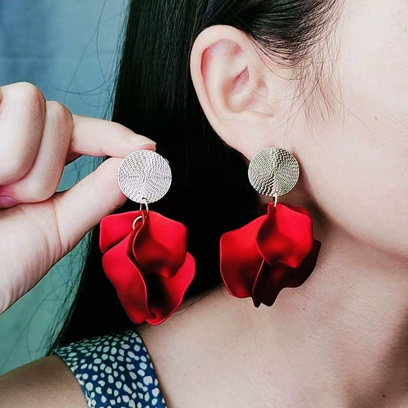 Осенне-зимние цветные акриловые перлитовые серьги с кисточками, модные простые серьги-гвоздики с лепестками, женские