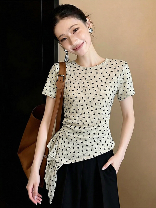 Áo thun nữ cổ tròn tay ngắn họa tiết chấm bi, vạt bất đối xứng, thiết kế eo thon — màu đen