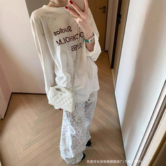 AC家のホットドリルは古い長袖tシャツを作っています。