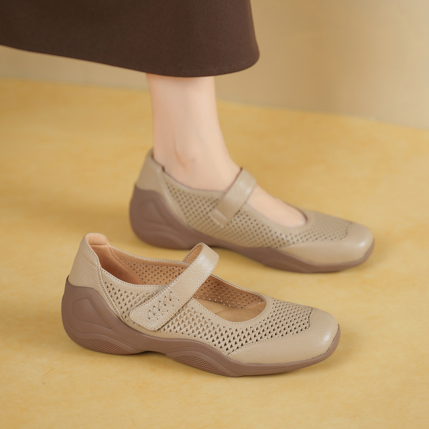 Giày sneaker nữ đế dày da cừu quai ngang lỗ rỗng — màu trắng ngà