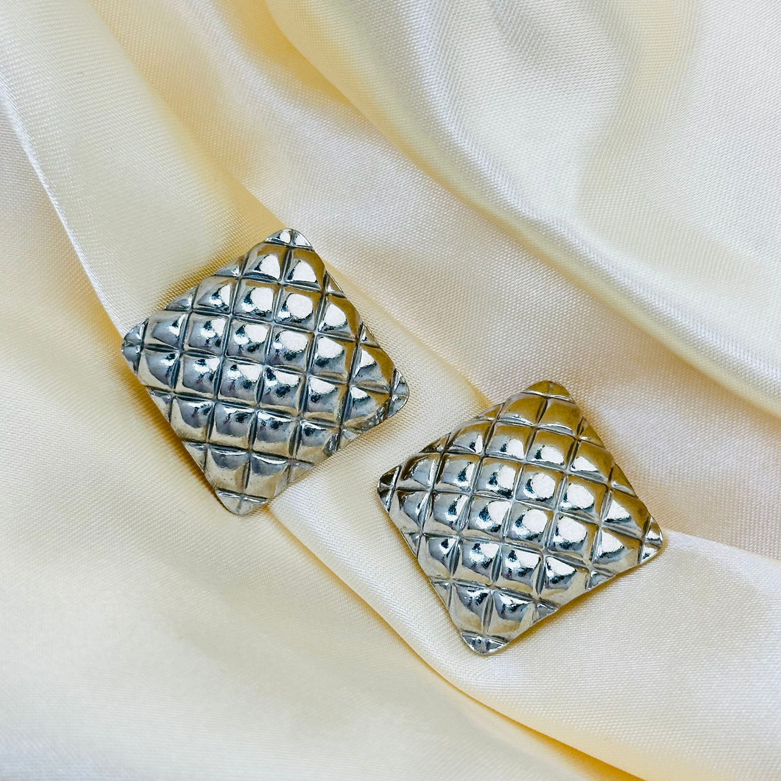 Pendientes de acero inoxidable a rayas cuadradas de tendencia de alta gama transfronteriza europea y americana Pendientes de 18K de lujo ligero para mujer al por mayor