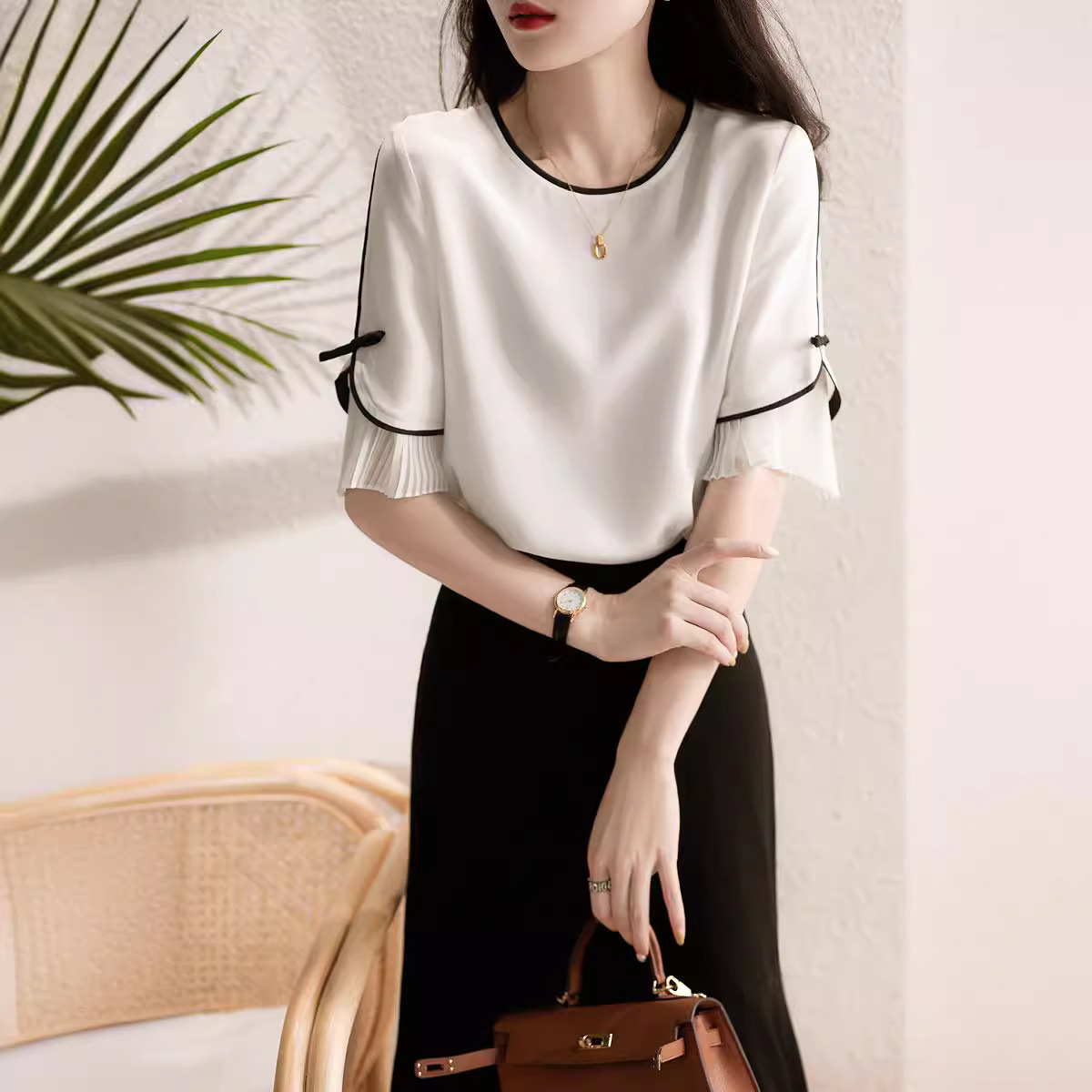 Retro shiffon summer design T-shirt with a round collar
