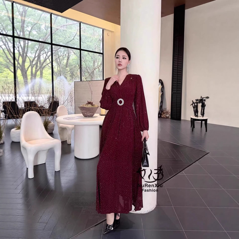 Retro Socialite-Style Long Dress with Puff Sleeves and V-Neckline for Women, Featuring Metal Waist Buckle and Floor-Length Skirt, Creating a Sophisticated Look