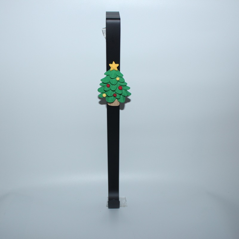工場は国境を越えたクリスマス装飾品のドアの後にクリスマスの花輪をフックしてドアに花輪フックをかける|undefined