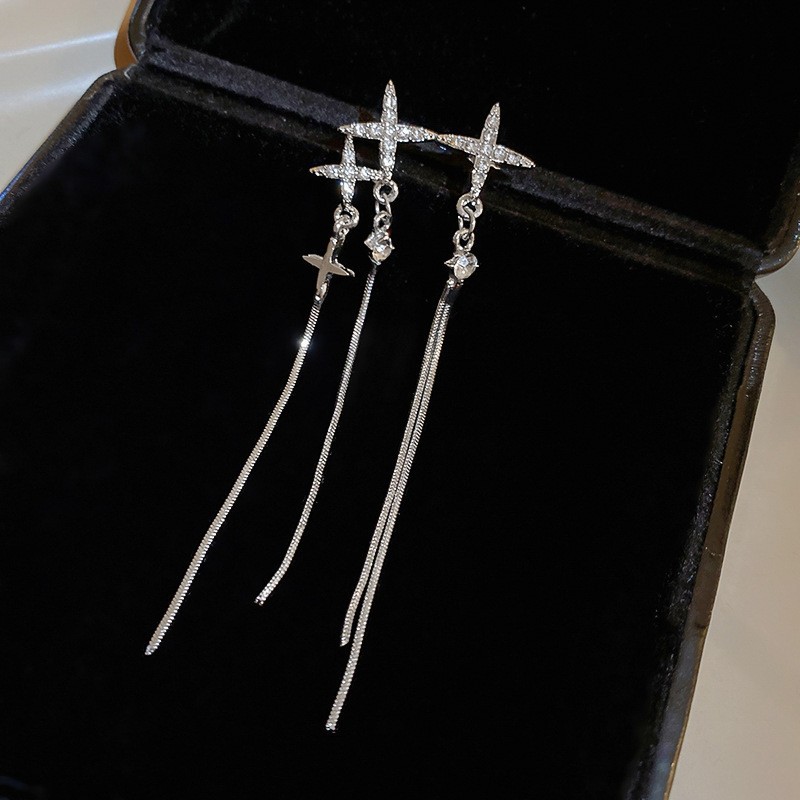 Pendientes de borla de hojas de diamantes súper parpadeantes de plata Pendientes de temperamento de moda Pendientes de diseño de nicho femenino Lujo ligero y de alta gama