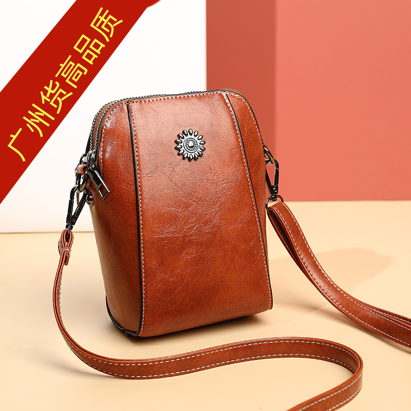 2025新款秋季潮软皮装手机包女斜挎迷你小包包时尚竖款放手机小包