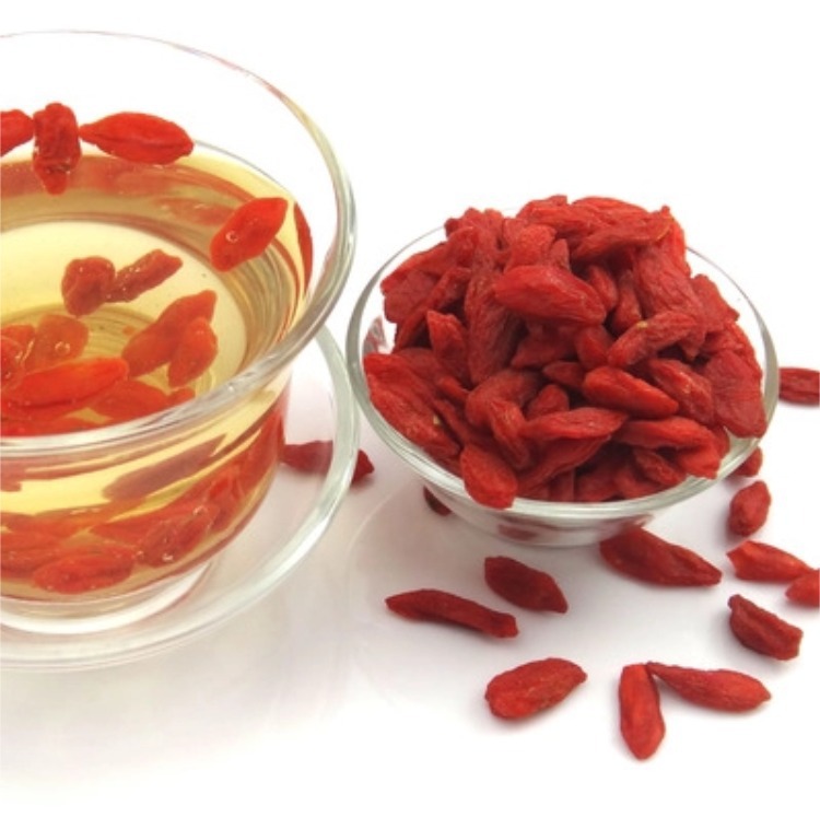 Dried Red Goji Berries Whole Sweet Chewable Fruit 500g in use