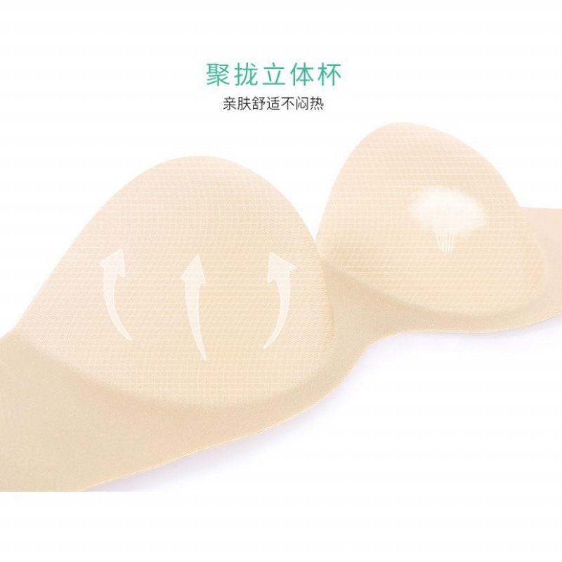 無痕下着の女性の胸が集まって大きな雲感が現れます。