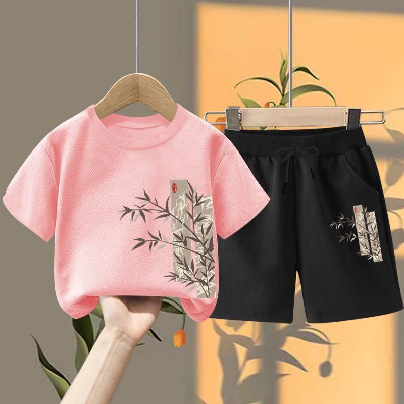 (티셔츠 핑크+끈이 달린 검은색 반바지) 좌측 하단 대나무