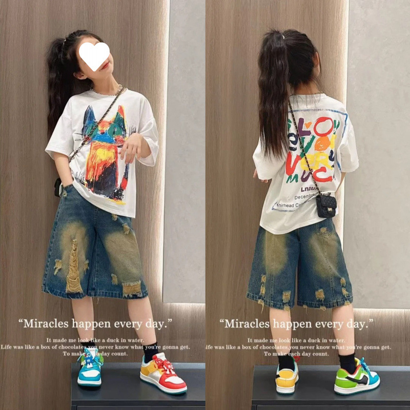 흰색 고양이 반팔 + 찢어진 데님 팬츠