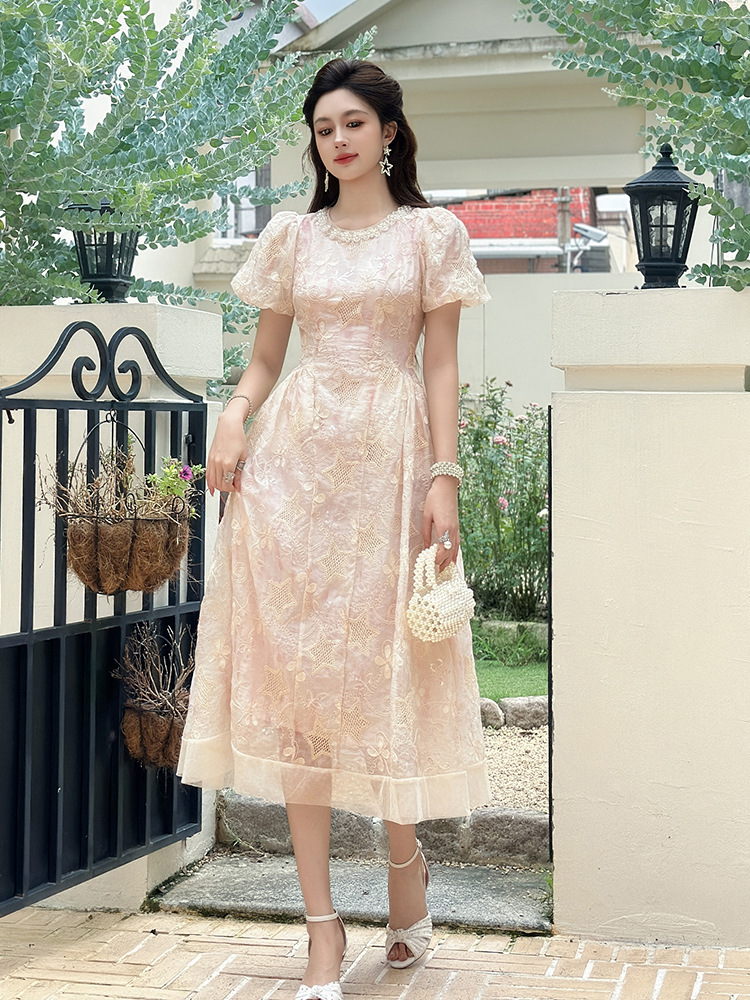 Váy midi tay phồng kiểu Pháp thêu hoa tinh tế — hồng