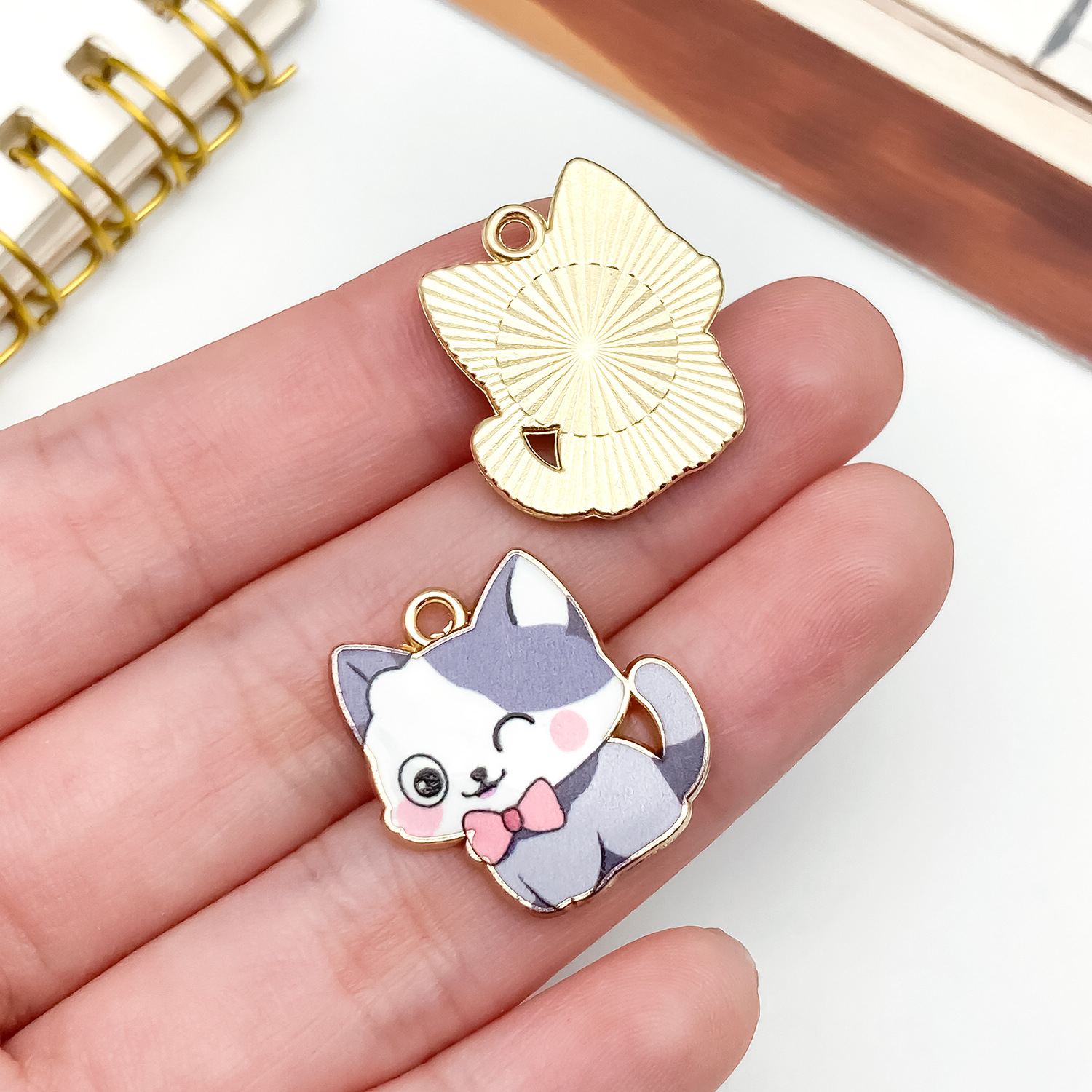 23553-XP-KC金灰白色滴油锌合金领结印花猫咪21x2