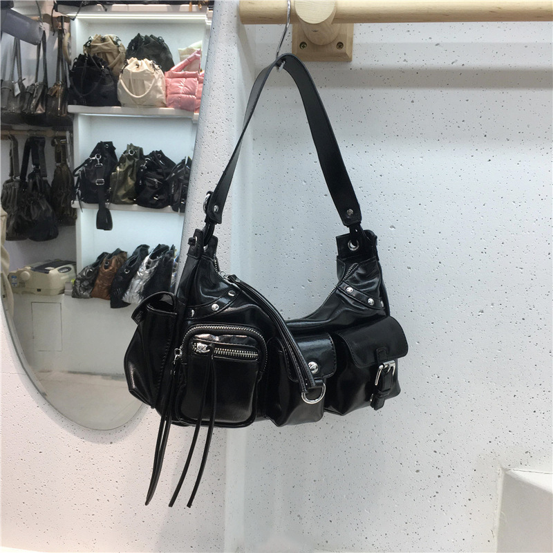 Esta temporada 2024 nuevas mujeres de la axila caliente chica motocicleta bolsa multi-Bolsillo remache bolsa de hombro bolsa de mensajero