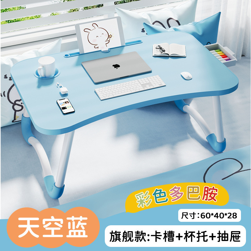 ベッドの上の小さなテーブルは折り畳み式の机があります。|undefined